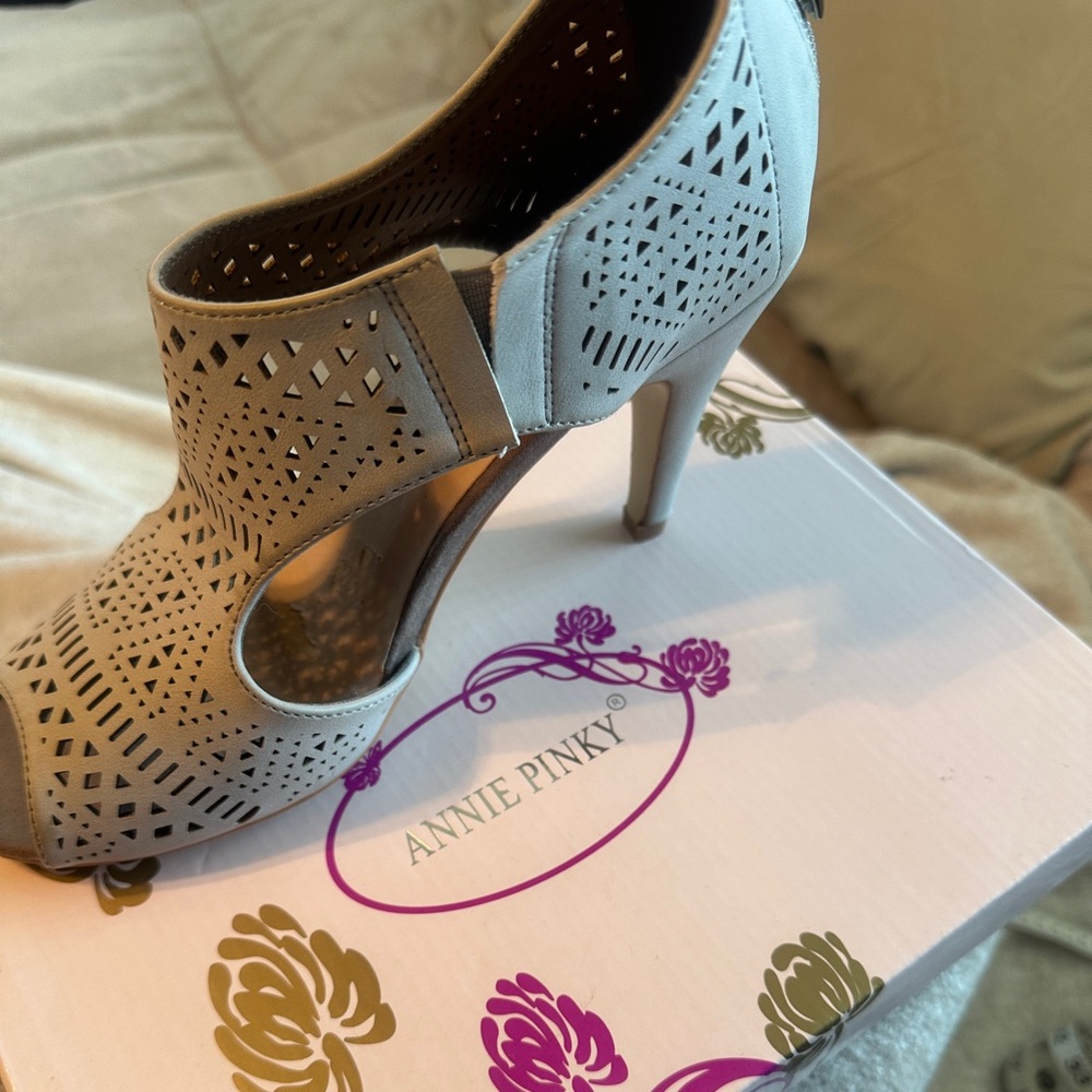 NIB Annie Pinky Sz 8, Beige, 3-1/2” Heel